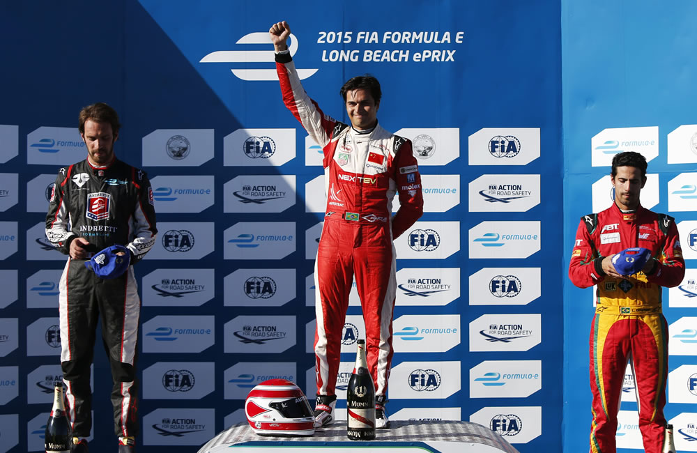 El brasileño Nelson Piquet Jr. (c) (China Racing) celebra tras ganar el ePrix. Foto: EFE