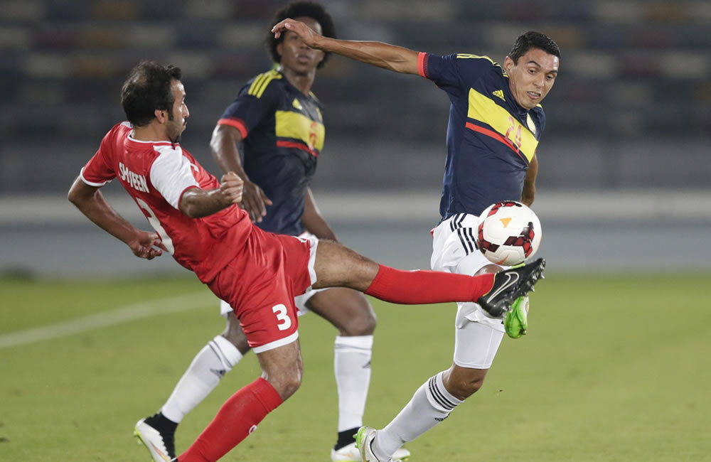 El jugador de Colombia Daniel Bocanegra (d) disputa el balón. Foto: EFE