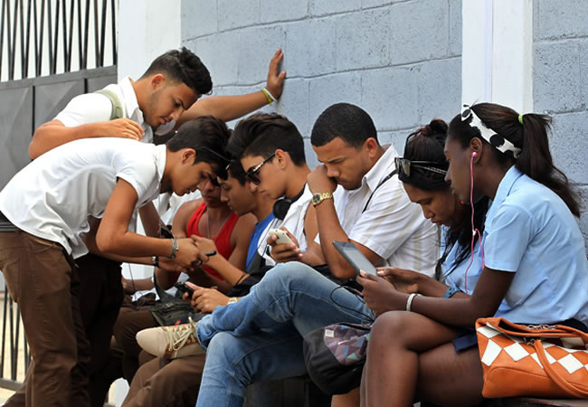 Wifi gratuito de Cuba permite a los jóvenes descubrir internet. Foto: EFE