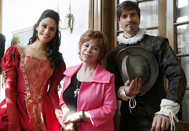 La escritora chilena Isabel Allende (c) posa con dos atores durante la presentación de la adaptación televisiva. Foto: EFE