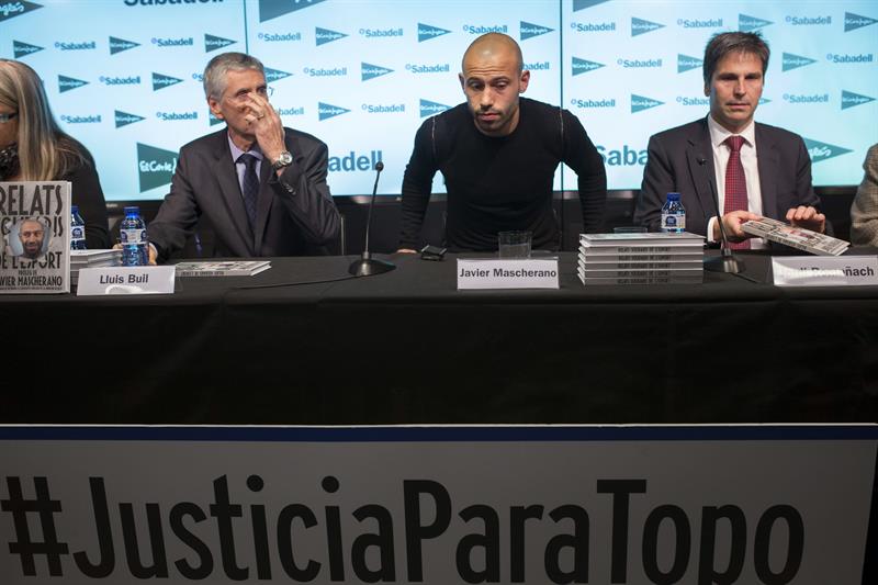 El argentino del Barcelona Javier Mascherano durante el acto de esta mañana en el que se ha anunciado que el defensa apadrinará la undécima edición de los "Relatos Solidarios del Deporte". Foto: EFE
