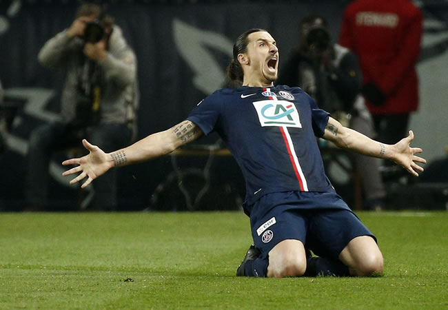 El jugador de Paris Saint Germain Zlatan Ibrahimovic celebra después de anotar el gol. Foto: EFE