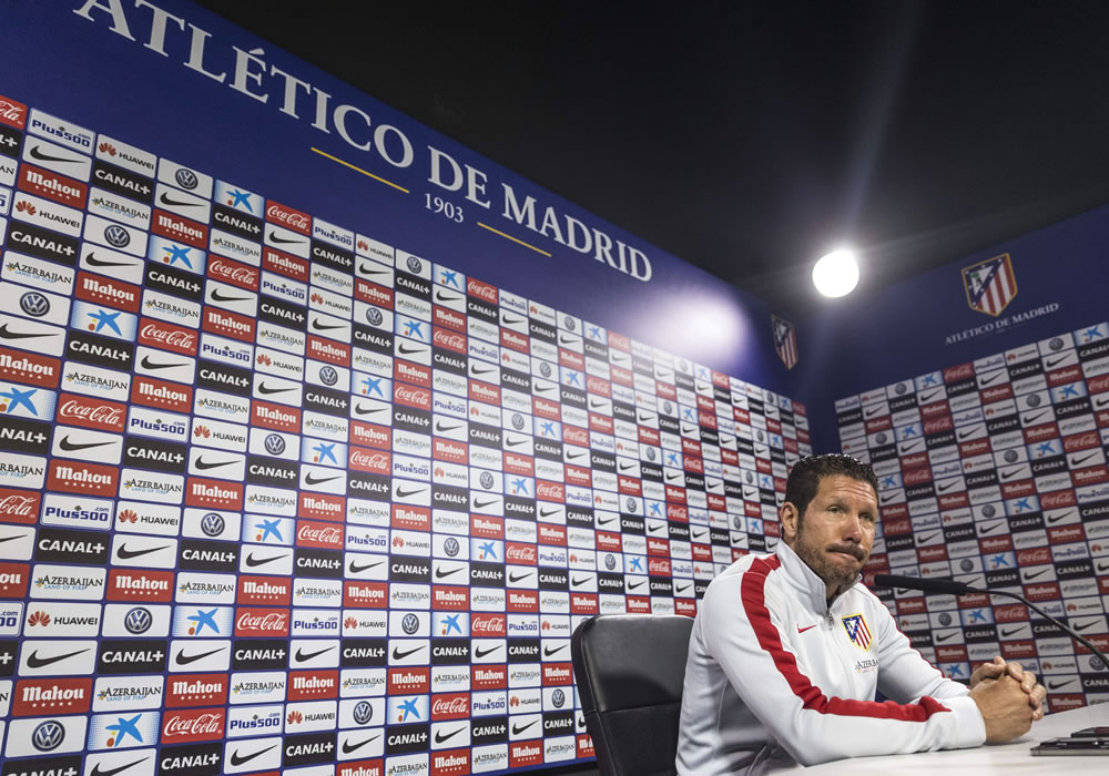 El DT del Atlético de Madrid, Diego Pablo Simeone, durante la rueda de prensa que ofreció tras el entrenamiento que la plantilla rojiblanca. Foto: EFE
