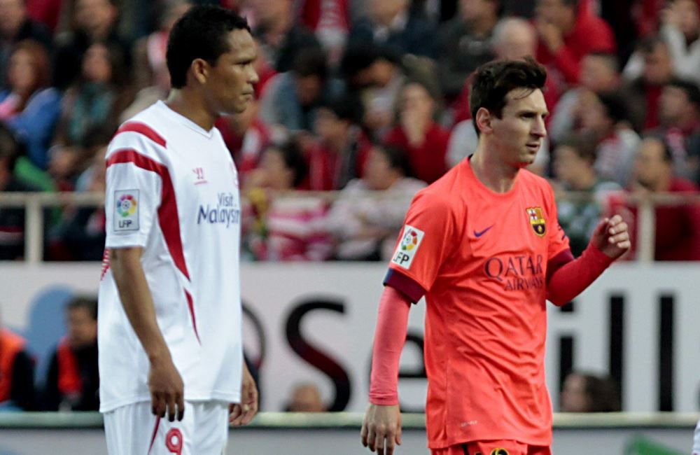 Carlos Bacca y Lionel Messi en el clásico de la fecha española. Foto: EFE
