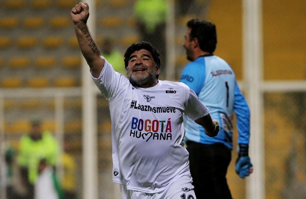 Diego Maradona hizo un gol de penalti en Bogotá. Foto: EFE