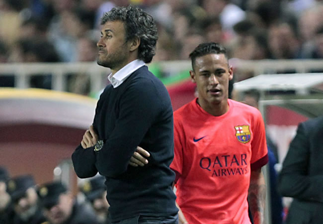 El brasileño del FC Barcelona, Neymar, pasa junto al técnico barcelonista, Luis Enrique, tras ser sustituido. Foto: EFE