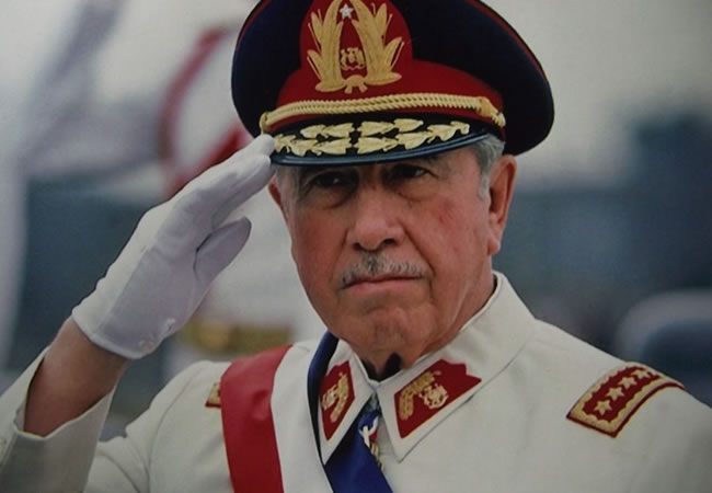 Un grupo de socios del Colo Colo inició una campaña para eliminar los registros del club al fallecido dictador Augusto Pinochet, como presidente honorario. Foto: EFE