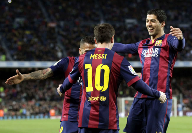 El delantero argentino del FC Barcelona Lionel Messi (c) celebra con su compañero Luis Suárez y Neymar. Foto: EFE
