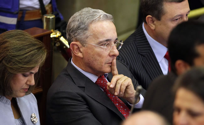 El senador Álvaro Uribe propondrá hasta 5 años de cárcel para militares por actos en servicio. Foto: EFE
