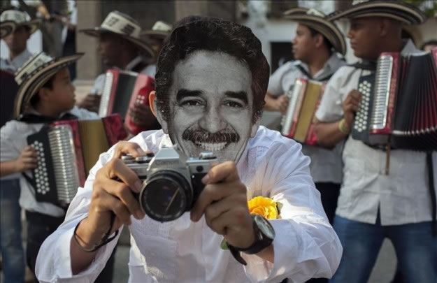 Actores representan al fallecido premio Nobel de Literatura colombiano Gabriel García Márquez. Foto: EFE
