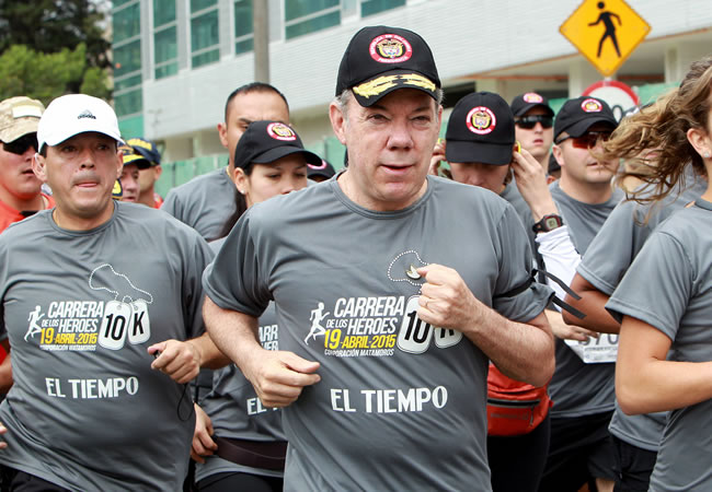 El presidente de Colombia, Juan Manuel Santos, durante la "Carrera de los Héroes 10K" que homenajeó a los militares y policías caídos y heridos en combate. Foto: EFE