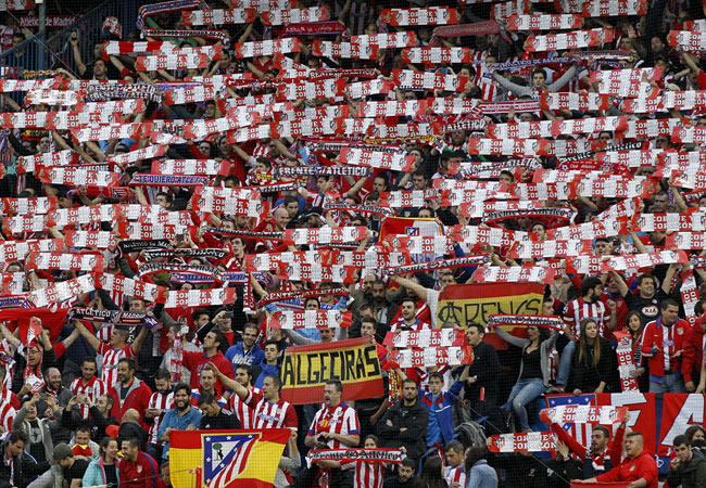 Aficionados del Atlético de Madrid animan al equipo momentos antes del partido de ida de cuartos de final de Liga de Campeones. Foto: EFE