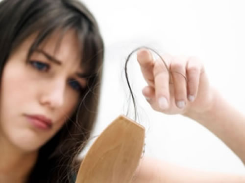 Cinco recomendaciones para evitar la caída del cabello. Foto: EFE