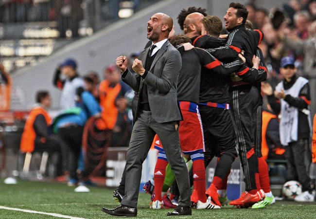 El director técnico del Bayern Munich, Pep Guardiola (c), celebra un gol del equipo ante el Porto. Foto: EFE
