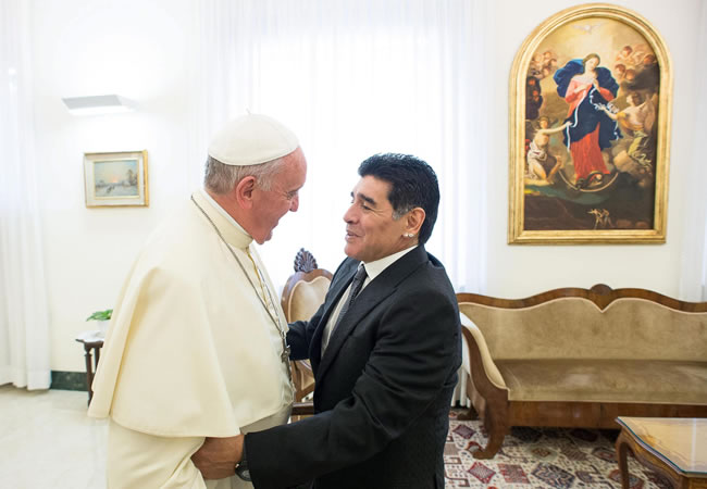 Diego Maradona se dice "hincha de Francisco" tras reunirse en privado con el papa. Foto: EFE