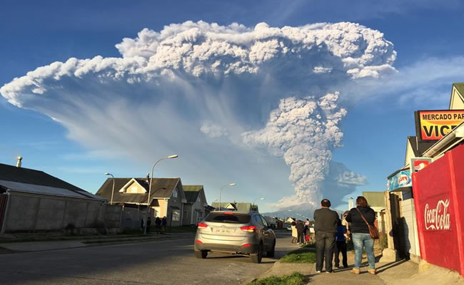 Vista general del volcán activo Calbuco, este 22 de abril de 2015, en Puerto Montt, Chile. Foto: EFE