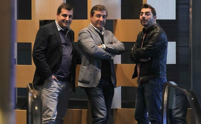 Los hermanos Joan (c), Josep (i) y Jordi (d) Roca , dueños del español Celler de Can Roca. Foto: EFE