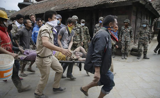 Se eleva a 900 la cifra de muertos en el terremoto de Nepal. Foto: EFE