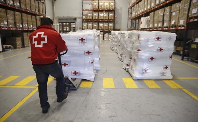 Material que Cruz Roja ha preparado como ayuda de emergencia que van a enviar a Nepal. Foto: EFE