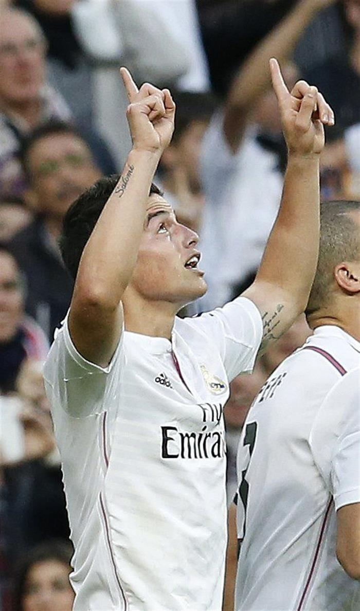 El centrocampista colombiano del Real Madrid James Rodríguez celebra el gol ante Almería. Foto: EFE