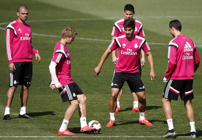 Los jugadores del Real Madrid Pepe (i), Martin Ødegaard (2i), Lucas Silva (2d), Cristiano Ronaldo (d) y James Rodríguez (detrás), durante el entrenamiento. Foto: EFE