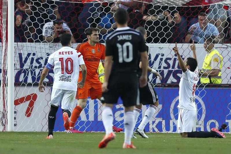 Bacca hizo el primero del Sevilla en la caída 2-3 ante el Madrid de James. Foto: EFE