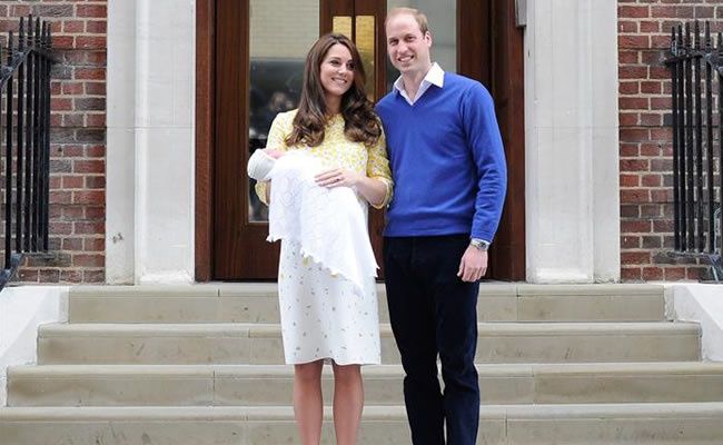 Los duques de Cambridge presentaron a su hija en Londres. Foto: EFE