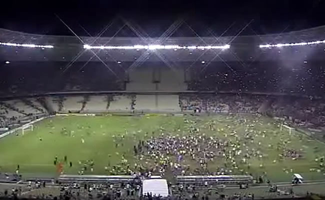 Miles de personas se pelearon en una final de fútbol brasilero. Foto: Youtube