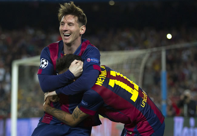 Los delanteros del FC Barcelona, el argentino Leo Messi (i) y el brasileño Neymar, celebran el tercer gol del equipo blaugrana. Foto: EFE
