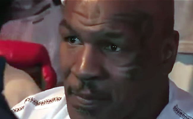 Mike Tyson se vio bastante disgustando cuando le pidieron una 'selfie'. Foto: Youtube