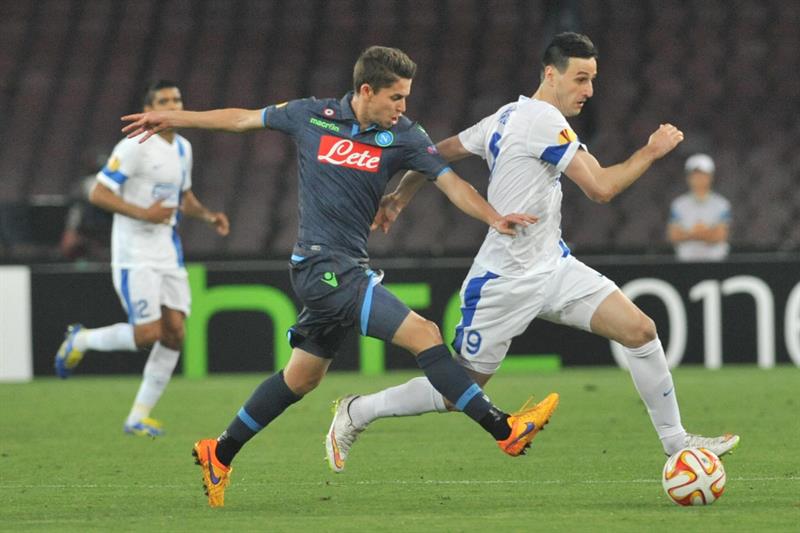 El jugador de Nápoles Jorginho (i) disputa el balón con Nikola Kalinic (d), del Dnipro. Foto: EFE