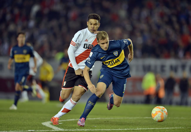 El jugador de Boca Juniors Nicolás Colazo (d) conduce el balón ante la marca de Teófilo Gutiérrez (i), de River Plate. Foto: EFE