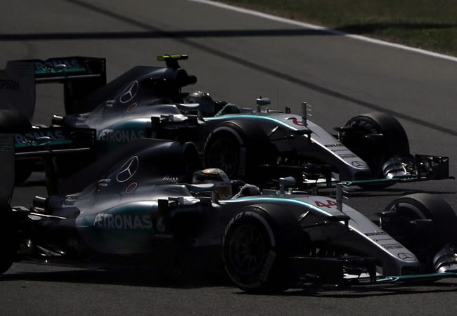 Los pilotos de Mercedes, el británico Lewis Hamilton (abajo) y el alemán Nico Rosberg, durante la tanda de entrenamientos libres del Gran Premio de España. Foto: EFE