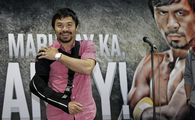 Manny 'Pacman' Pacquiao llega a una rueda de prensa usando un cabestrillo. Foto: EFE