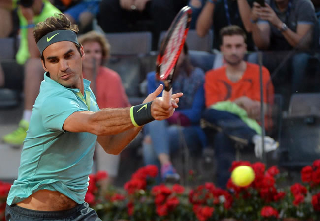 El tenista suizo Roger Federer devuelve la bola al uruguayo Pablo Cuevas, durante el partido de la segunda ronda del torneo de Roma. Foto: EFE