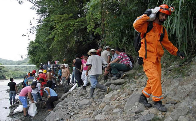 Integrantes de la Defensa Civil participan en las labores de rescate en mina de Riosucio. Foto: EFE