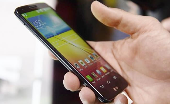 EL primer celular "Smartphone" con reconocimiento de iris se comercializará a finales de mayo. Foto: EFE