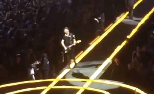 El guitarrista de la banda U2, The Edge se cayó en 'pleno' concierto. Foto: Youtube