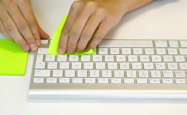 Sencillo truco para limpiar el teclado. Foto: Youtube