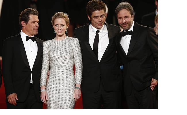 Pese a lo prometido por la mañana en la rueda de prensa, los actores de la película "Sicario" no desfilaron hoy con tacones de aguja en la alfombra roja del festival de Cannes. Foto: EFE