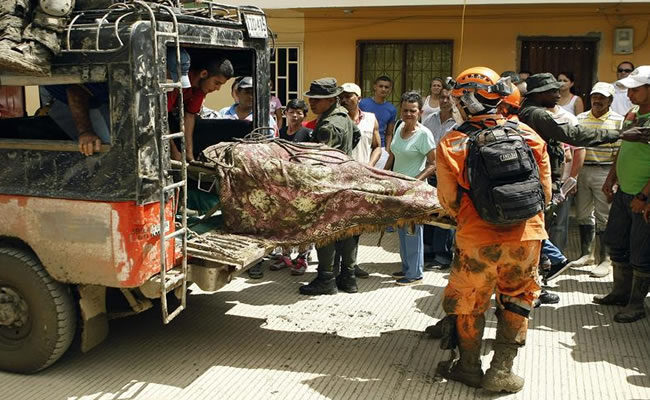 Rescatistas sacan un cuerpo recuperado en la avalancha de Salgar, Antioquia. Foto: EFE