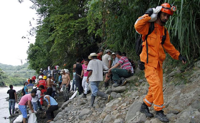 Integrantes de la Defensa Civil participan en las labores de rescate de mineros en Riosucio, Caldas. Foto: EFE