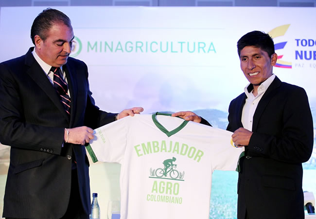 El ministro de Agricultura de Colombia, Aurelio Iragorri (i), entrega una camiseta al ciclista colombiano Nairo Quintana (d). Foto: EFE