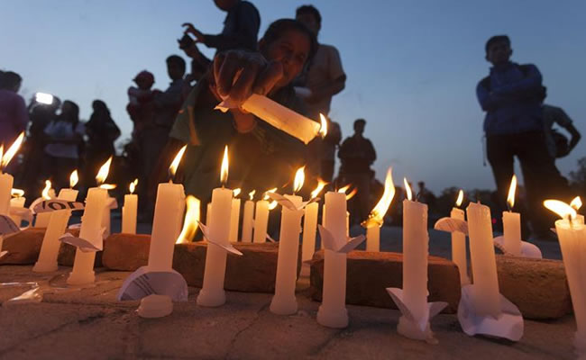 Varias personas participan portando velas en una vigilia en memoria del terremoto que asoló Nepal hace un mes, en Bhrikutimandap, Katmandú, Nepal. Foto: EFE