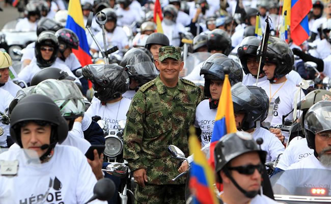Caravanas de motociclistas recorrieron varias ciudades del país como un homenaje a los miembros de las Fuerzas Militares y de Policía. Foto: EFE