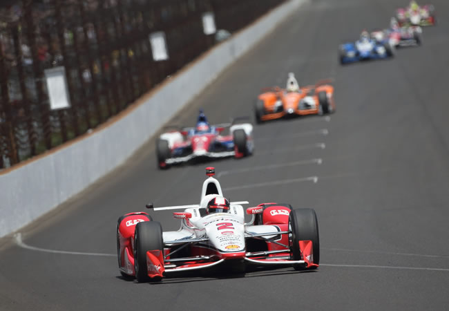 Juan Pablo Montoya of Colombia (Front) heads into turn one while driving in the 99th running of the Indianapolis 500 auto race at the Indianapolis Motor Speedway in Indianapolis. Foto: EFE