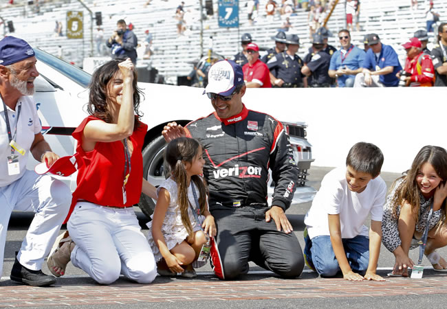Juan Pablo Montoya celebra junto con su familia su segundor triunfo en la 500 Millas de Indianápolis. Foto: EFE