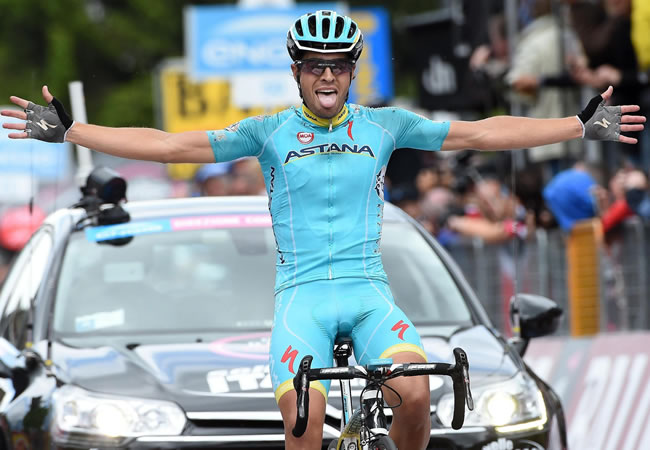 El ciclista español del Astana Mikel Landa celebra la victoria conseguida en la decimosexta etapa del Giro d'Italia. Foto: EFE