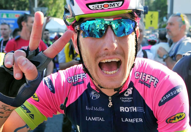 El ciclista italiano del Lampre Merida Sacha Modolo celebra la victoria conseguida en la decimosexta etapa del Giro d'Italia. Foto: EFE