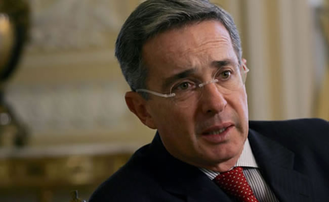Uribe pide que lo investiguen por amenazas que le atribuye fiscal. Foto: EFE